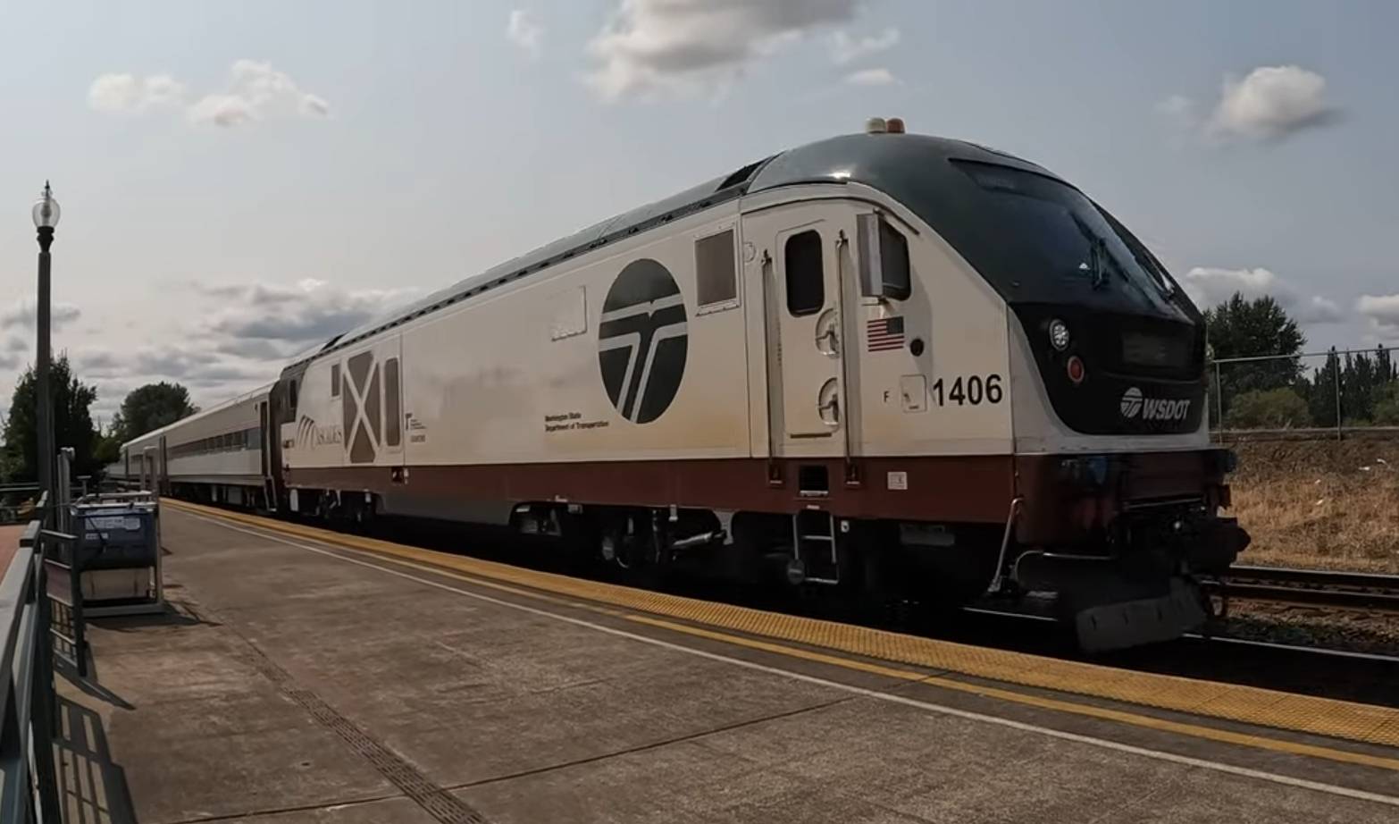 Amtrak Cascades train at the Kelso, WA train station.